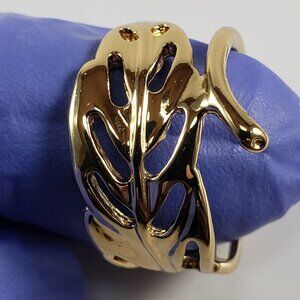 Women's Stylish Polished Gold tone Filigree Leaf Statement Ring - Size 7 - Chic